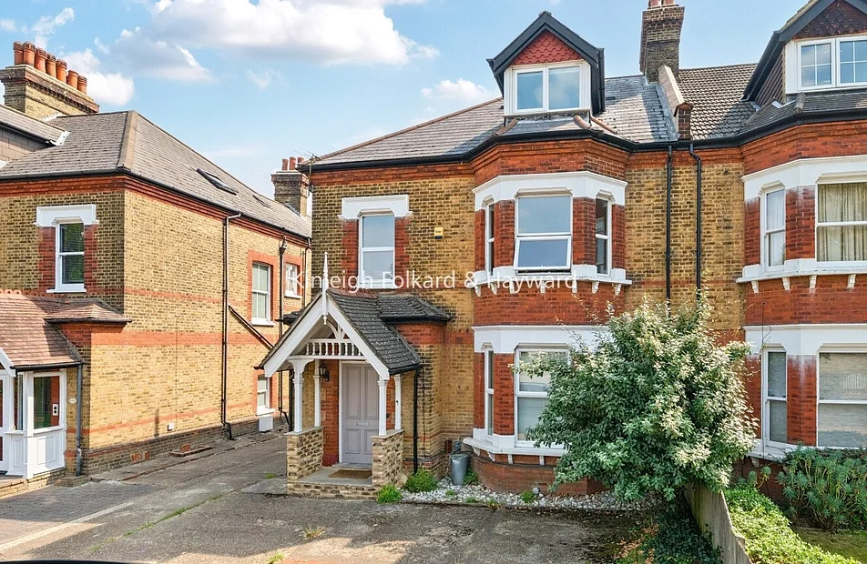 Flat Kings Hall Road in Greater London