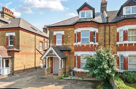 Flat Kings Hall Road in Greater London