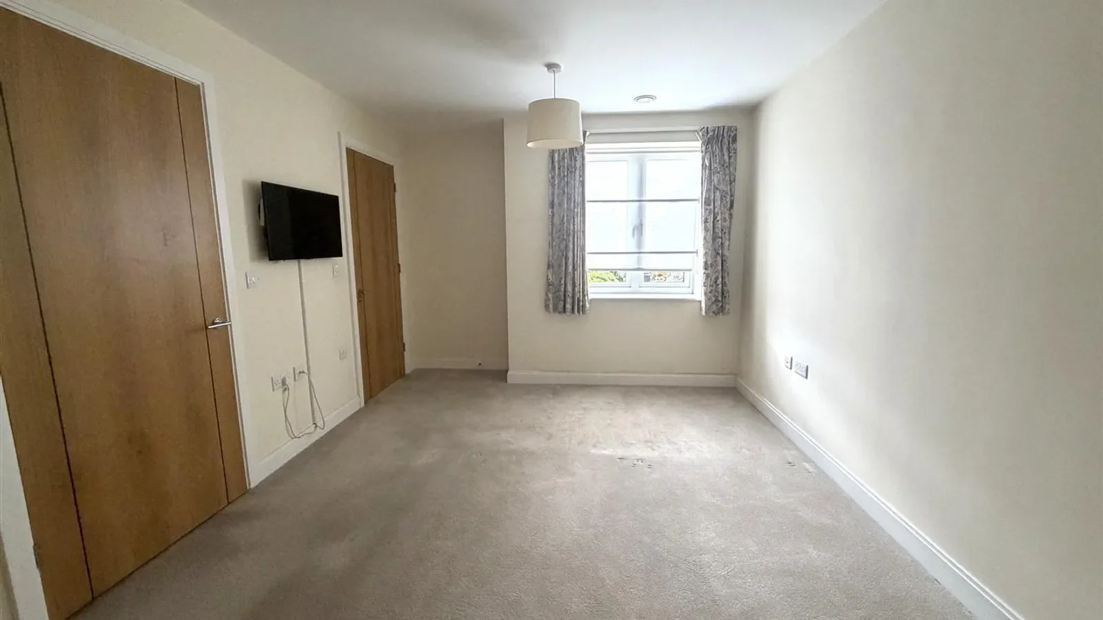 Flat Moorfield Road in Denham