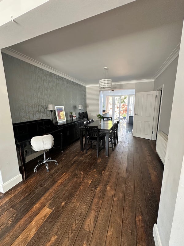 Room Meadway in Greater London