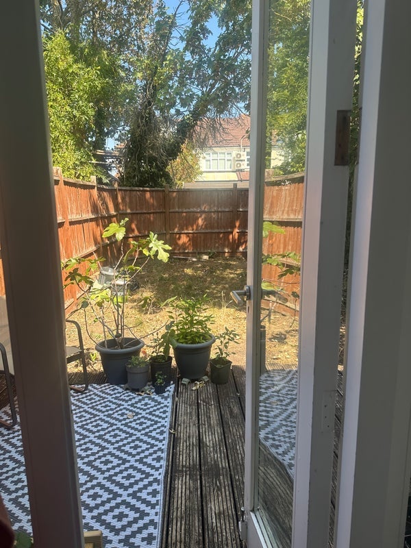 Room Meadway in Greater London