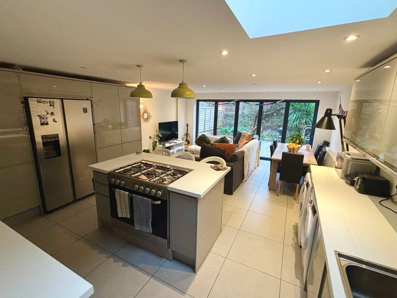 Room Dalberg Road in Greater London