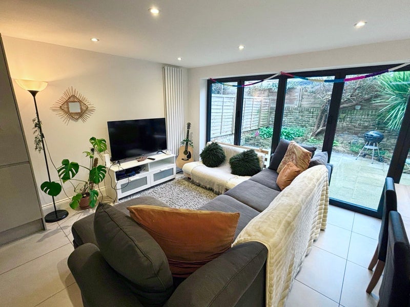 Room Dalberg Road in Greater London