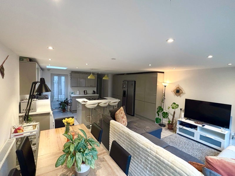 Room Dalberg Road in Greater London