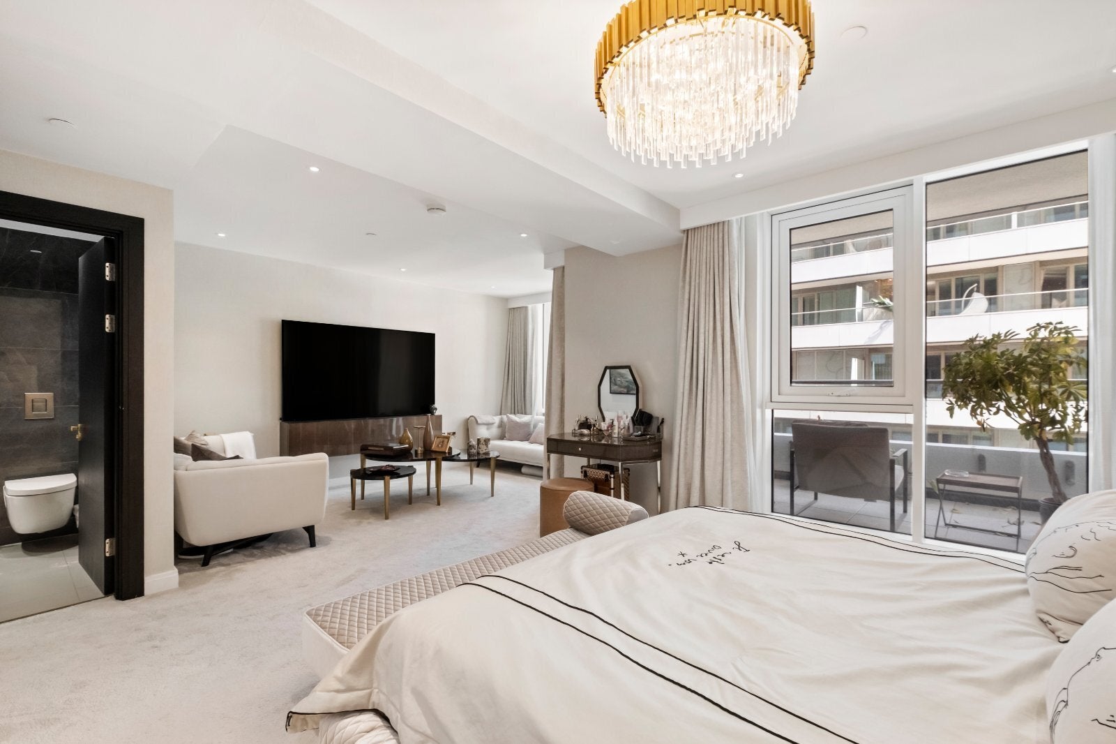 Flat Queenstown Road in Greater London