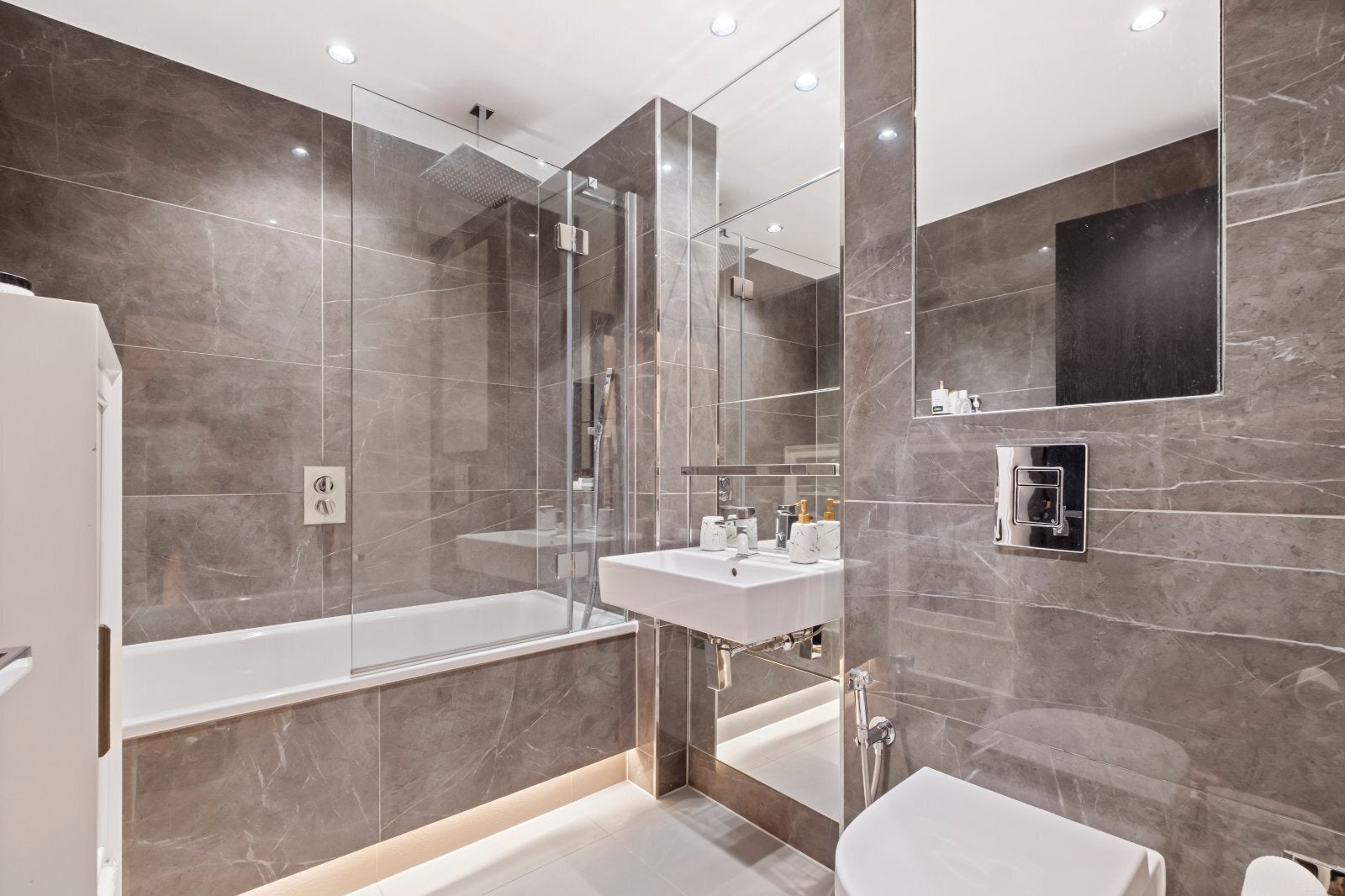 Flat Queenstown Road in Greater London