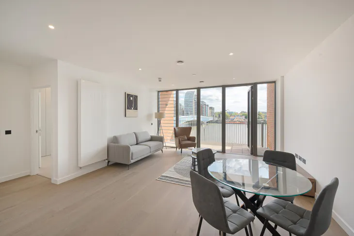 Flat Carnwath Road in Greater London