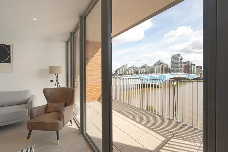 Flat Carnwath Road in Greater London