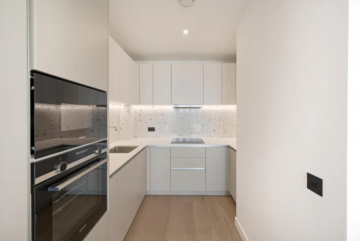 Flat Carnwath Road in Greater London
