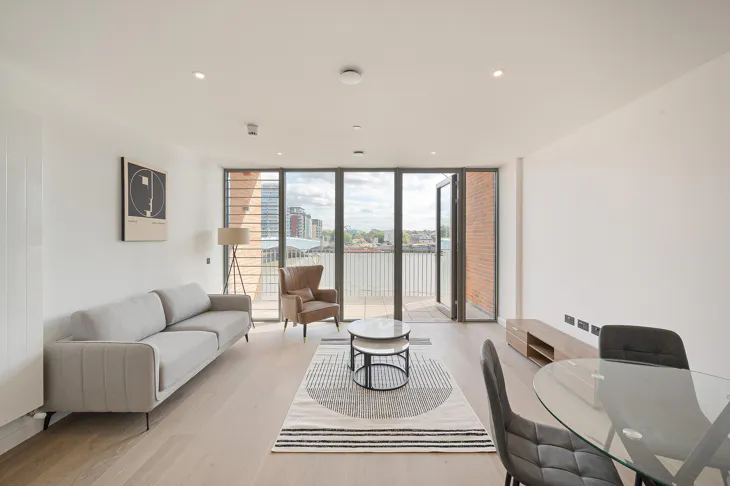 Flat Carnwath Road in Greater London