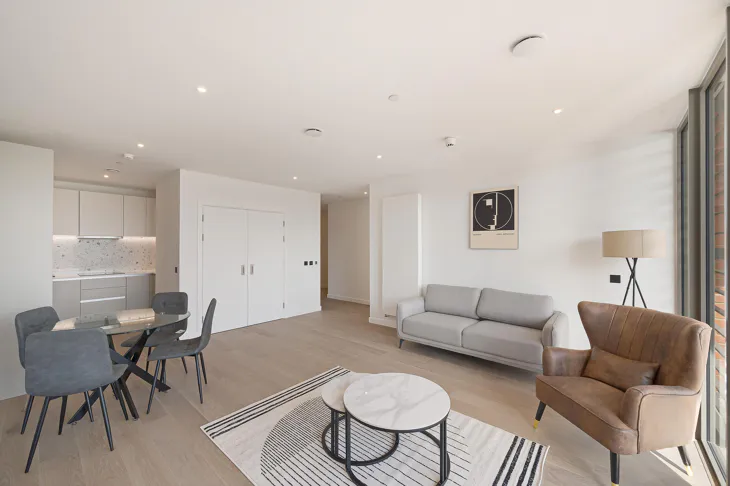 Flat Carnwath Road in Greater London