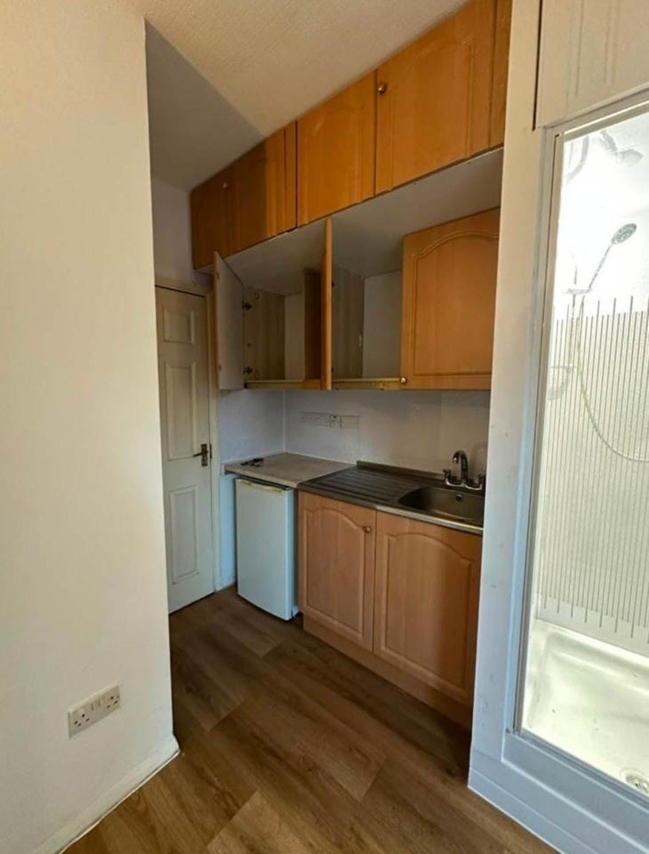 Room Honiton Road in Greater London