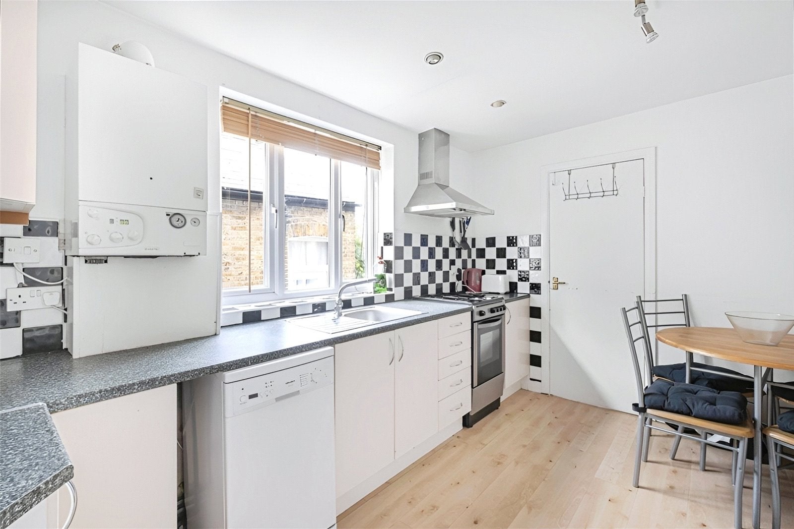Flat Mauleverer Road in Greater London