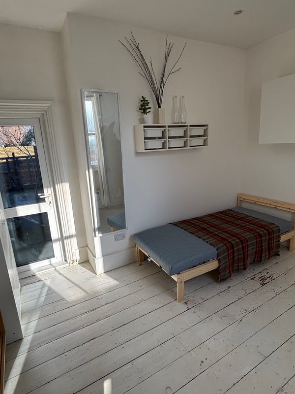 Room Bellenden Road in Greater London