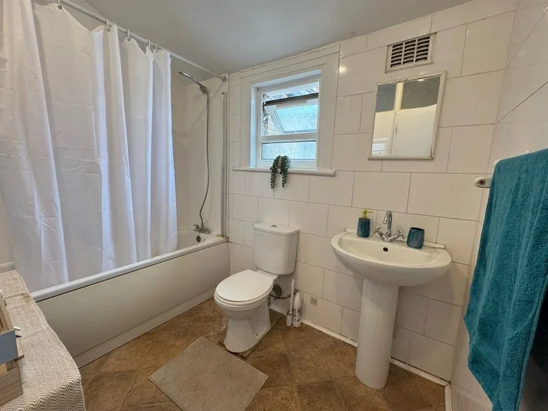 Room Ermine Road in Greater London