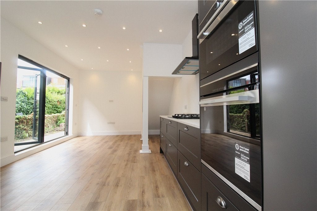 Flat Lawrence Road in Greater London