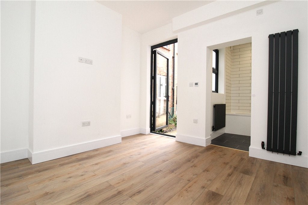Flat Lawrence Road in Greater London
