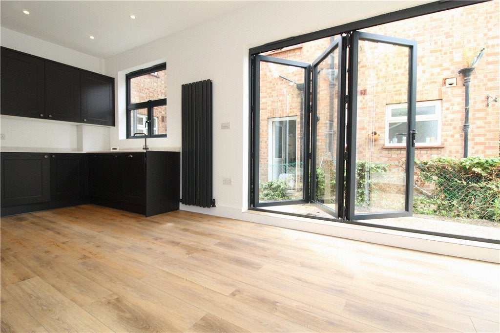 Flat Lawrence Road in Greater London