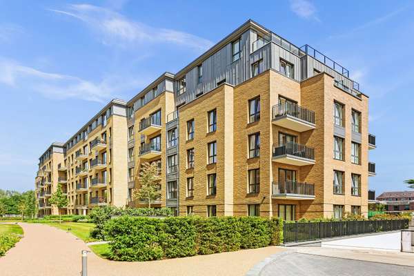 Flat Broom Road in Greater London