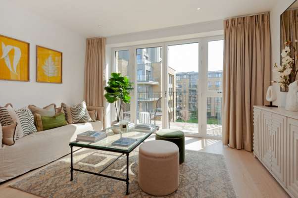 Flat Broom Road in Greater London