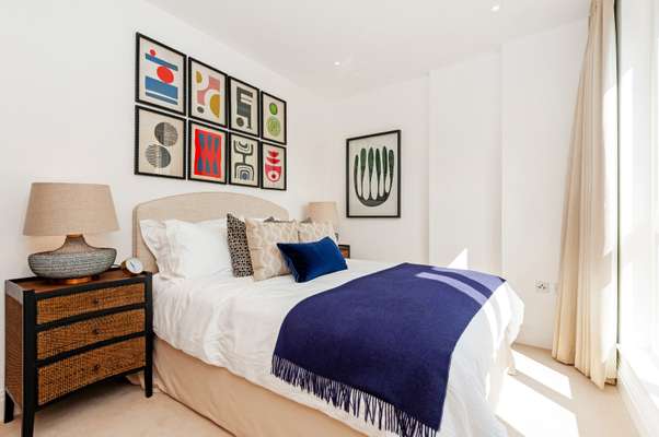 Flat Broom Road in Greater London