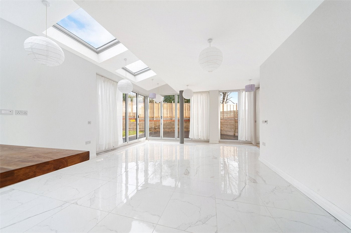 Flat Toorack Road in Greater London