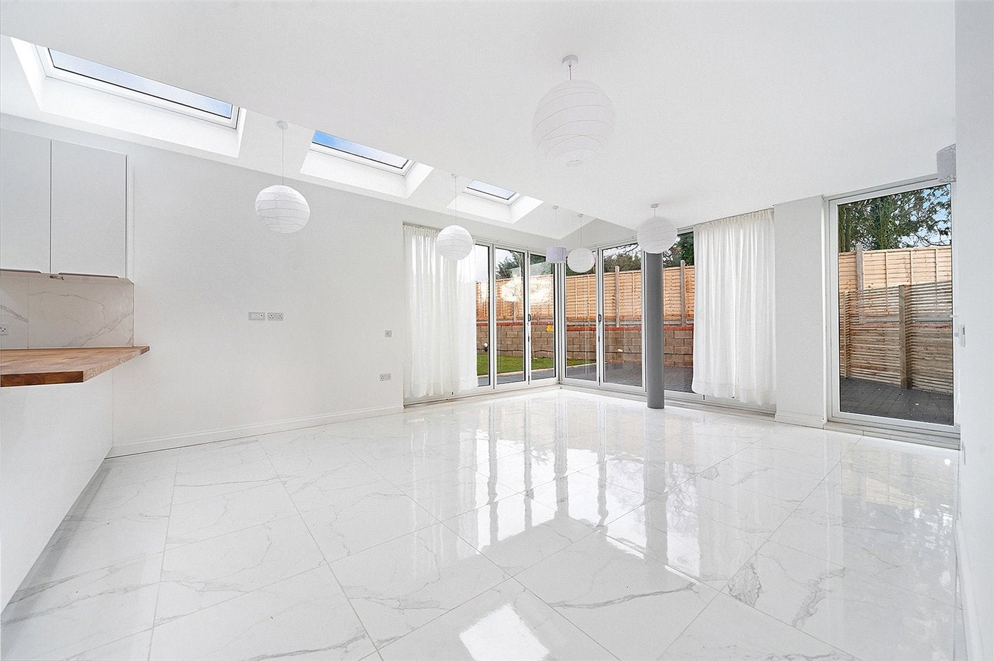 Flat Toorack Road in Greater London