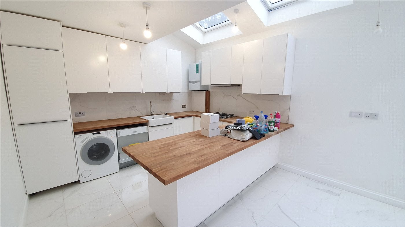 Flat Toorack Road in Greater London