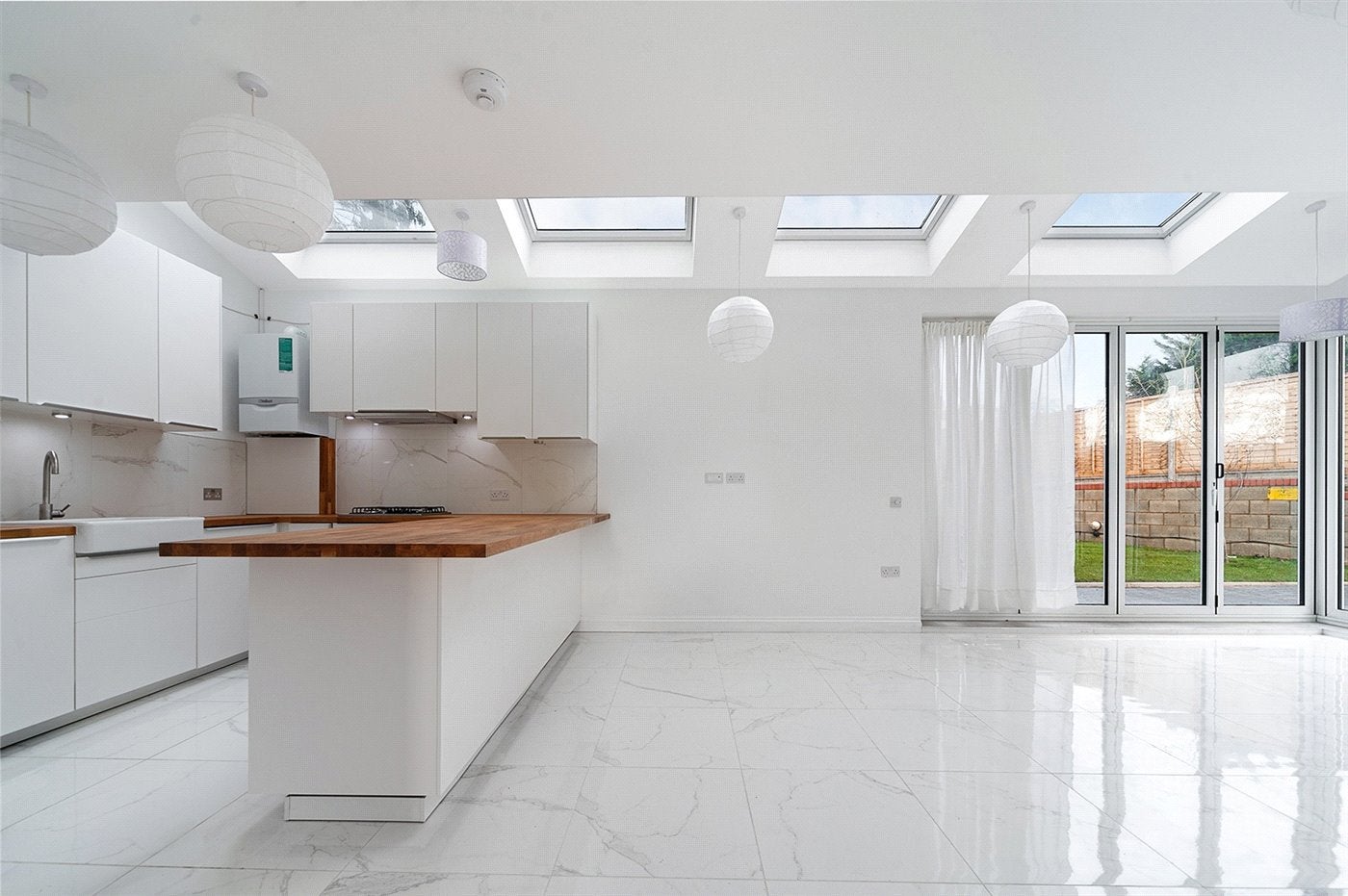 Flat Toorack Road in Greater London