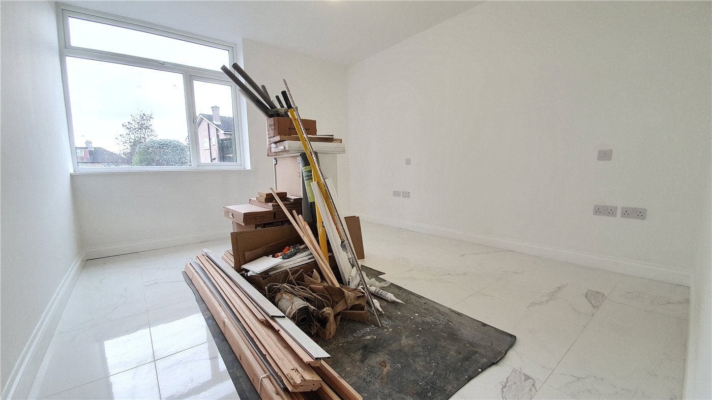 Flat Toorack Road in Greater London