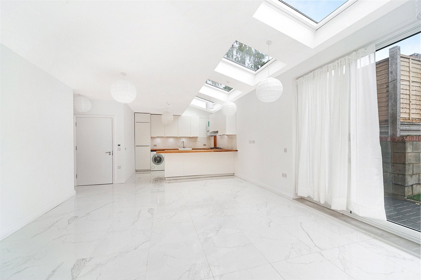 Flat Toorack Road in Greater London