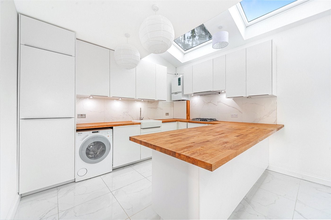 Flat Toorack Road in Greater London