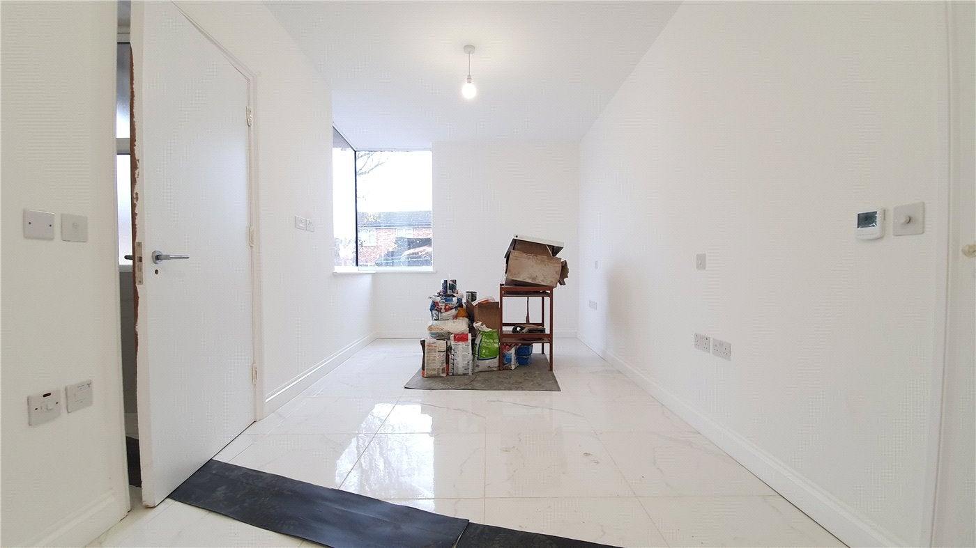 Flat Toorack Road in Greater London