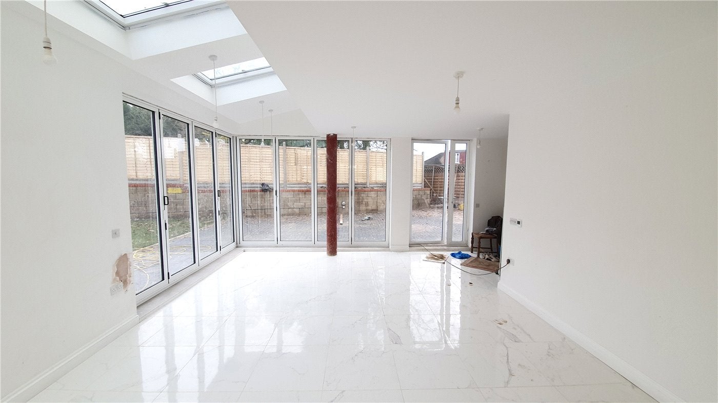 Flat Toorack Road in Greater London