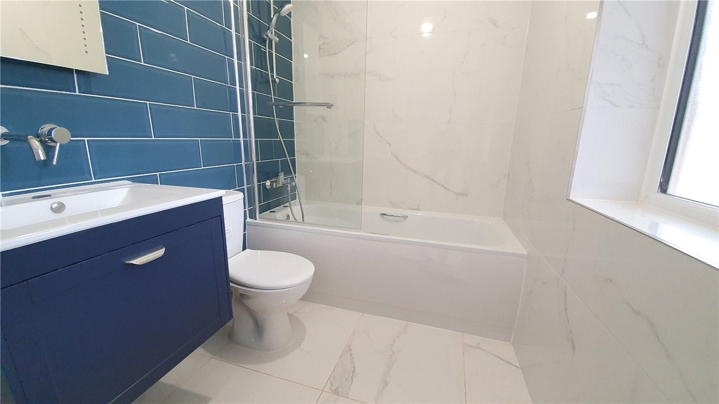Flat Toorack Road in Greater London