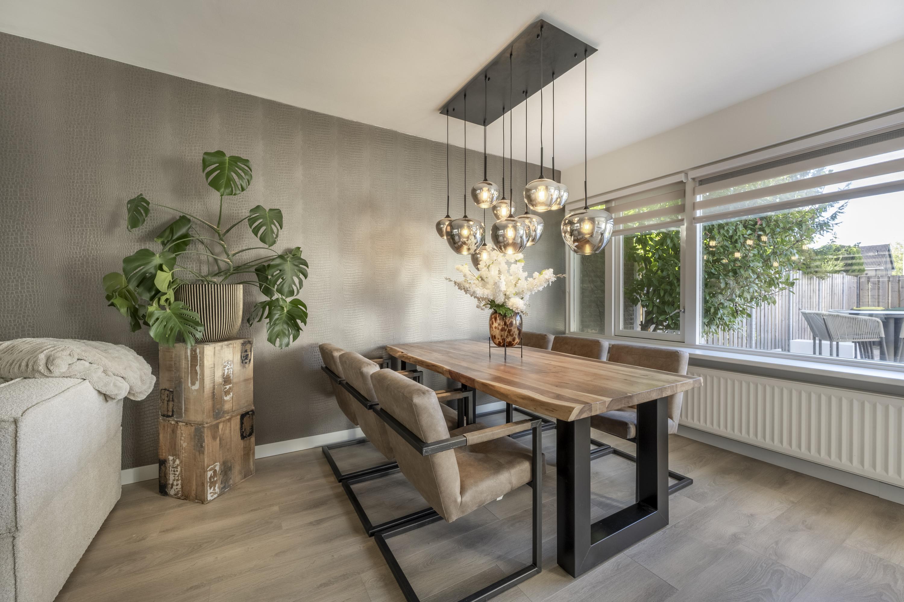 Tussenwoning te koop: Vincent van Goghplein 4, Oud-Beijerland