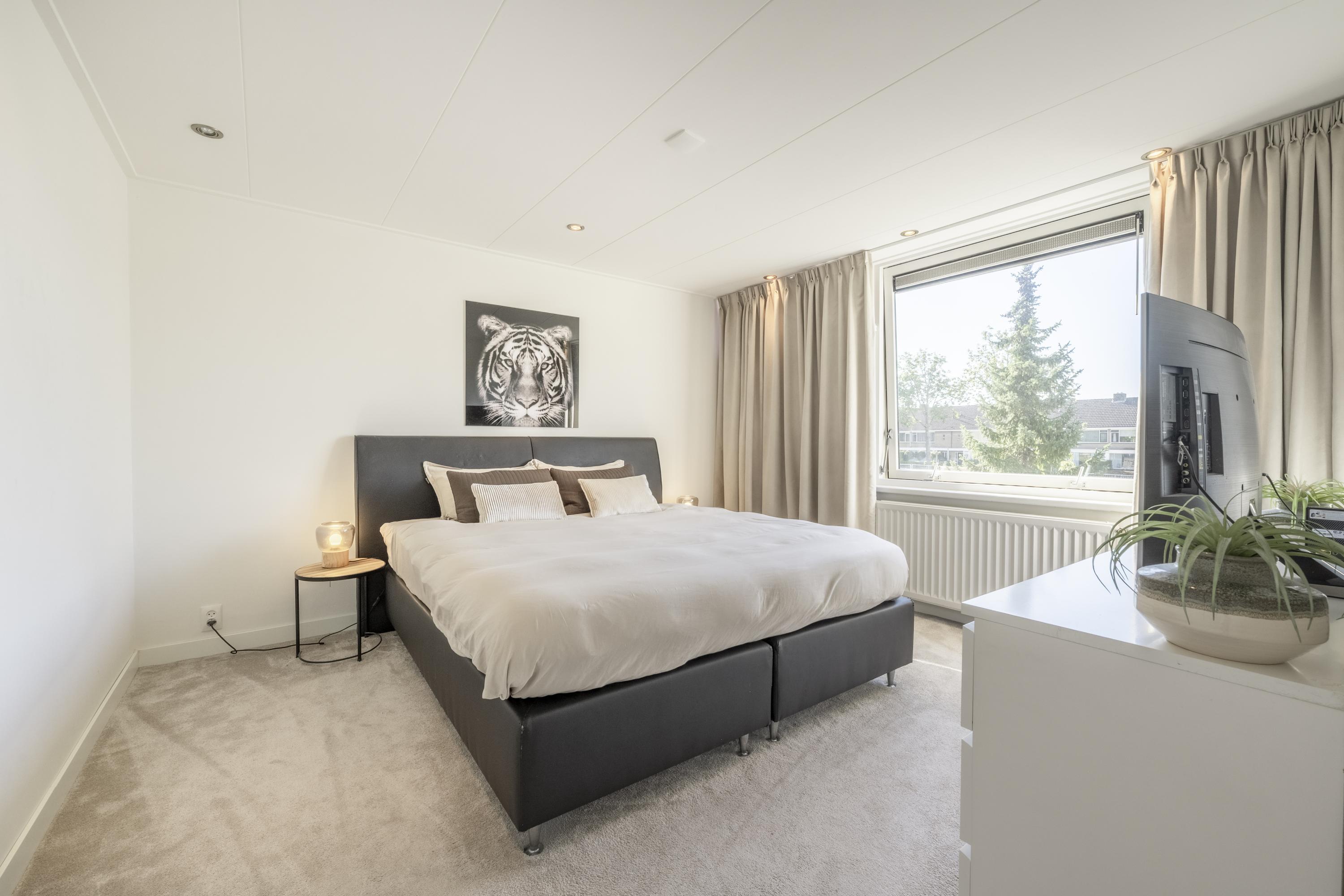 Tussenwoning te koop: Vincent van Goghplein 4, Oud-Beijerland