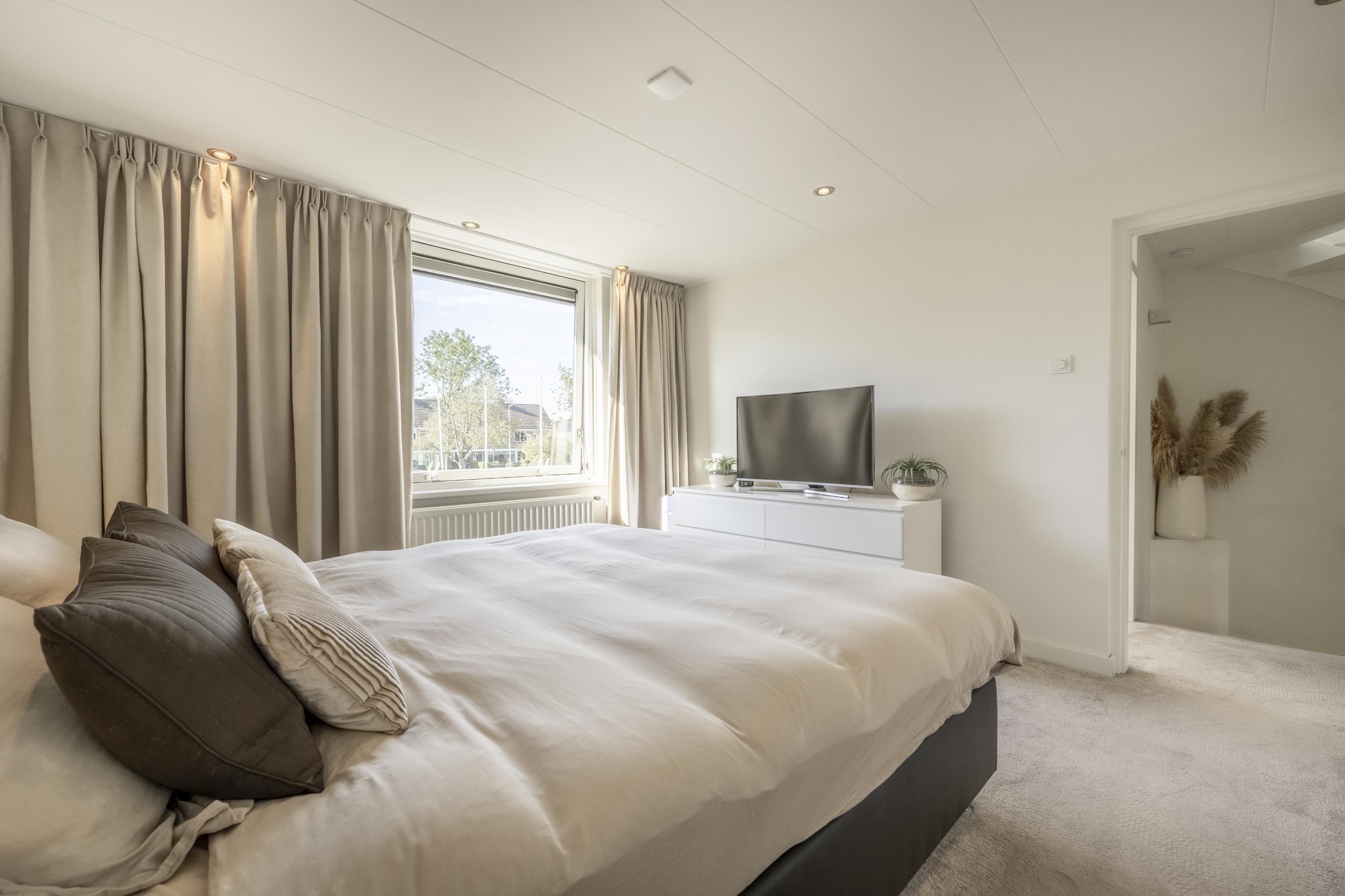 Tussenwoning te koop: Vincent van Goghplein 4, Oud-Beijerland