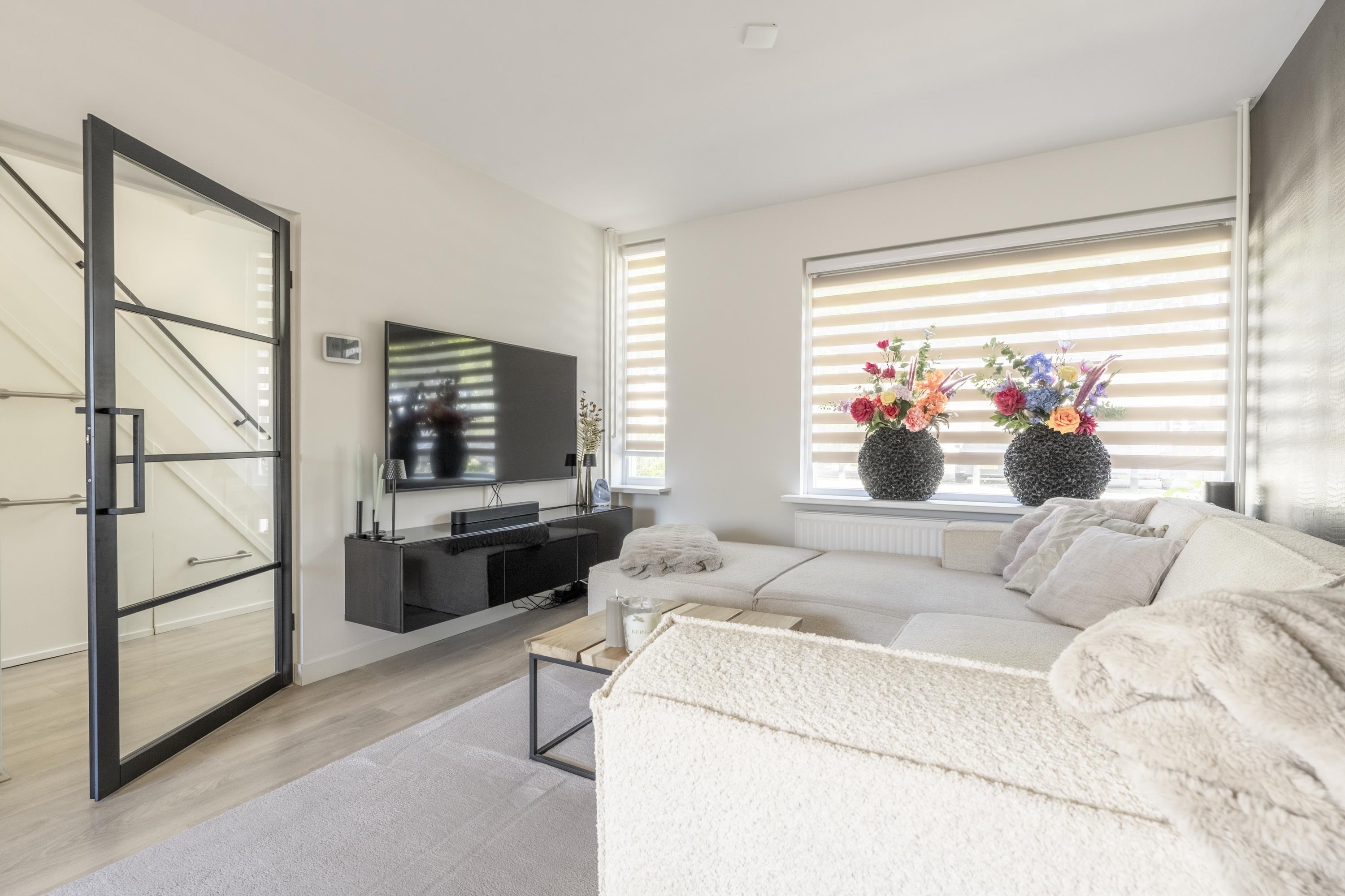 Tussenwoning te koop: Vincent van Goghplein 4, Oud-Beijerland