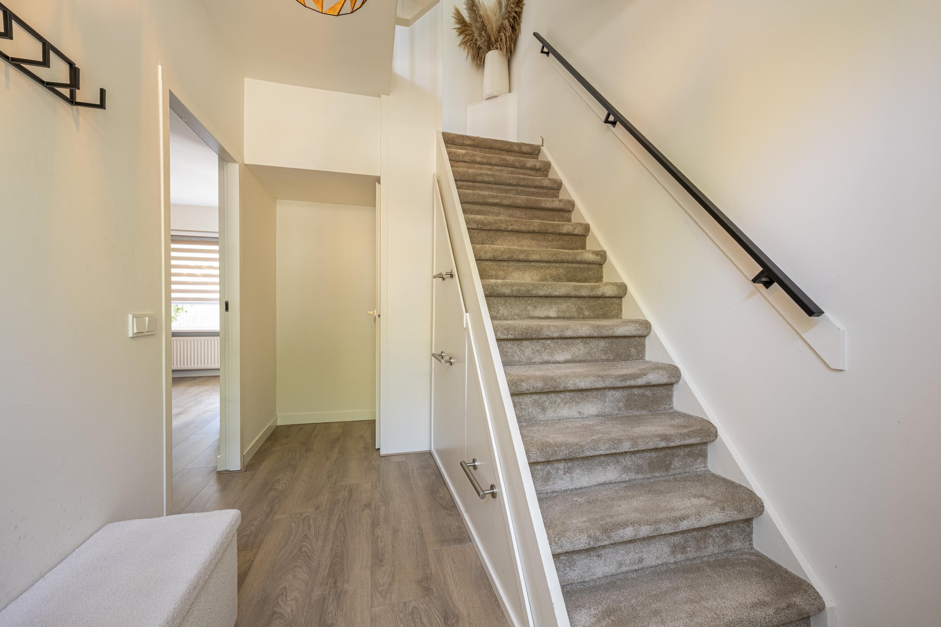 Tussenwoning te koop: Vincent van Goghplein 4, Oud-Beijerland