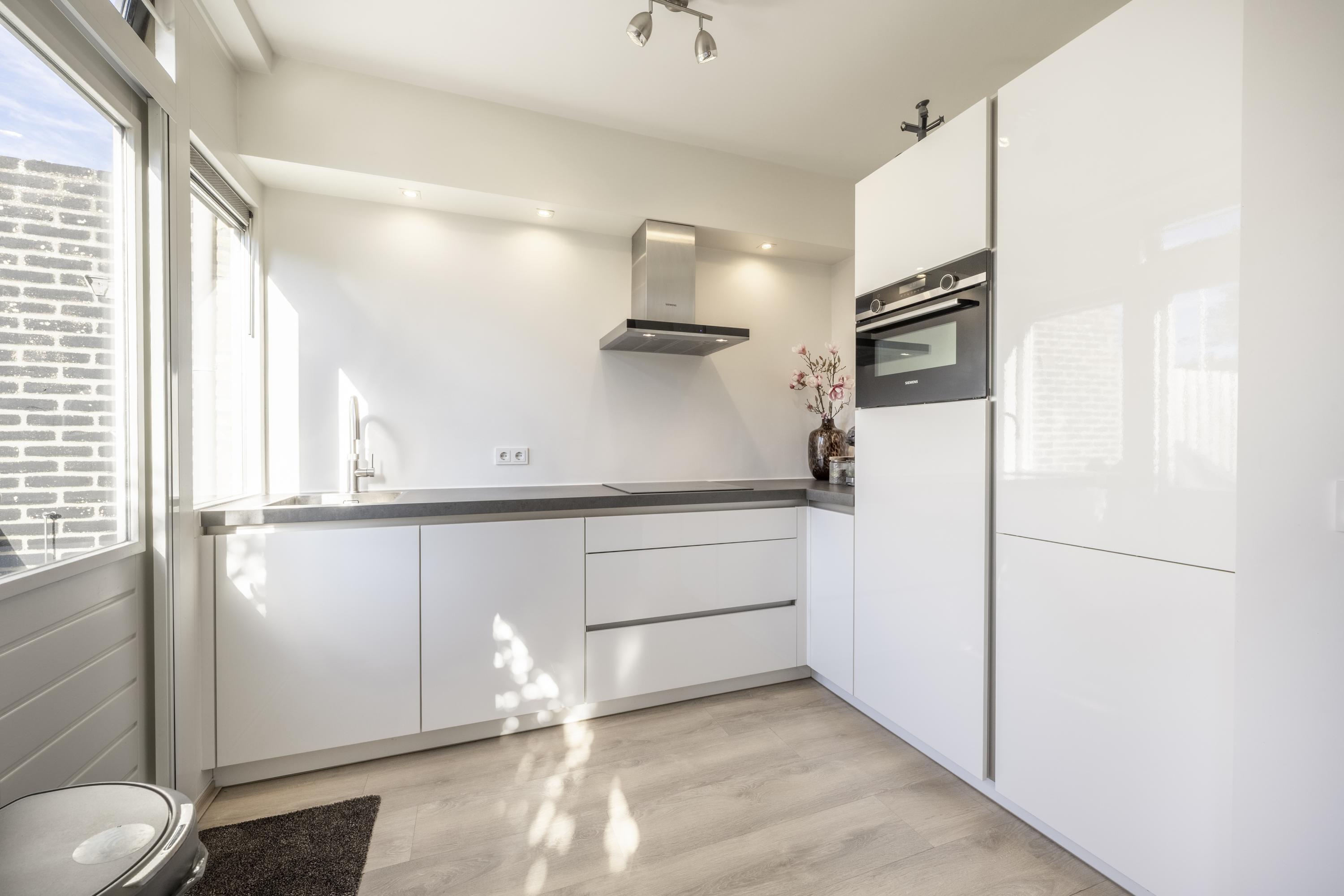 Tussenwoning te koop: Vincent van Goghplein 4, Oud-Beijerland