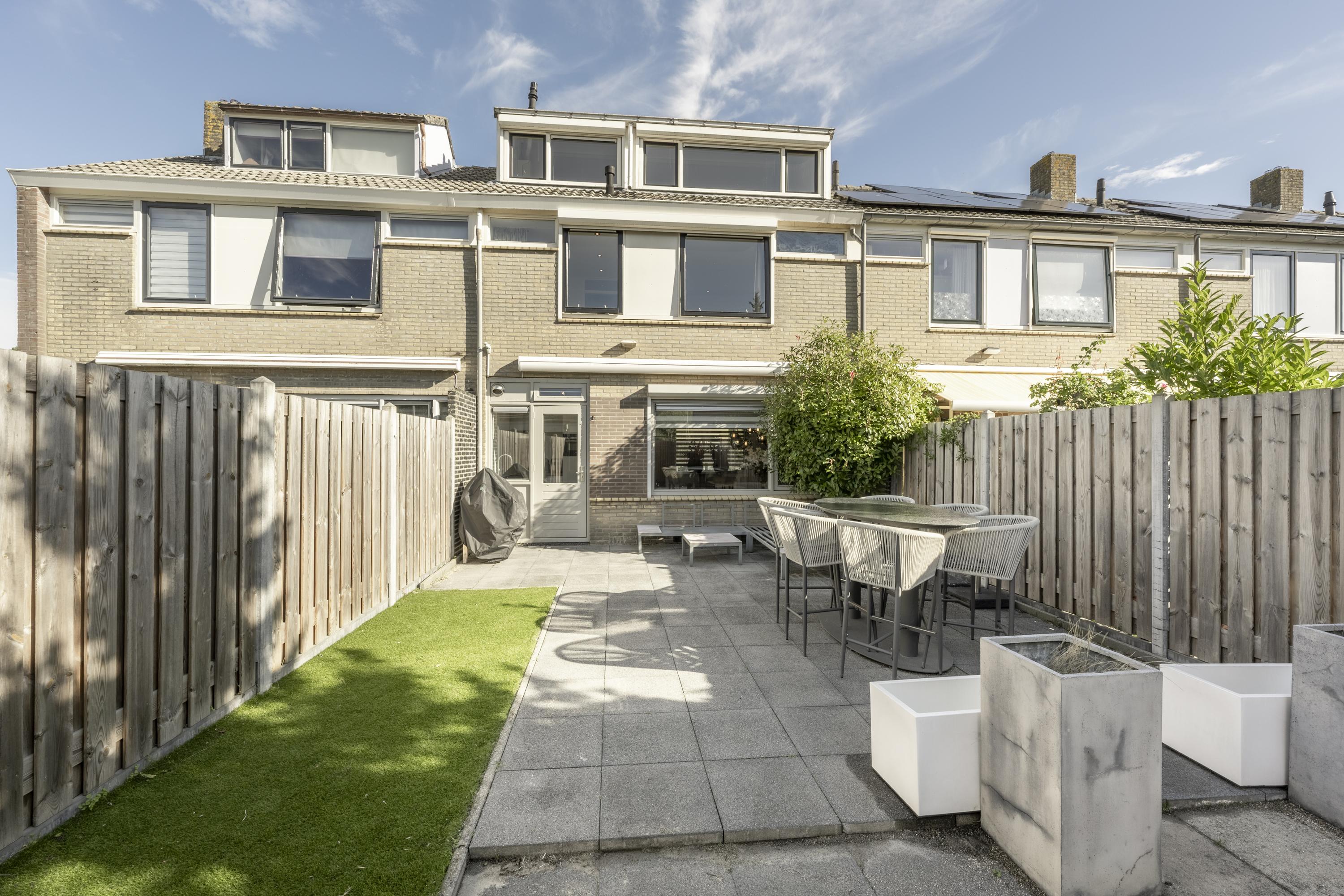 Tussenwoning te koop: Vincent van Goghplein 4, Oud-Beijerland