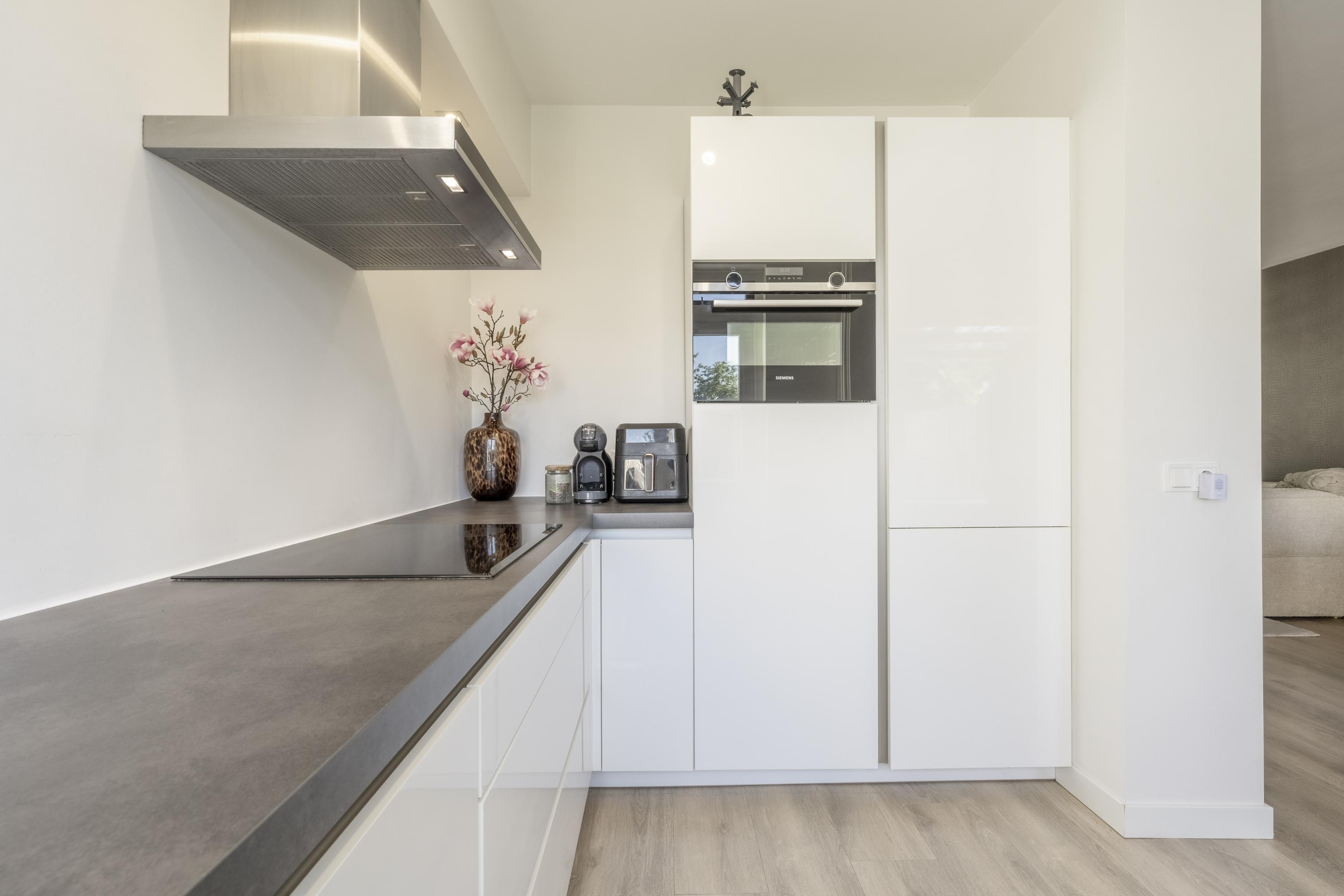 Tussenwoning te koop: Vincent van Goghplein 4, Oud-Beijerland