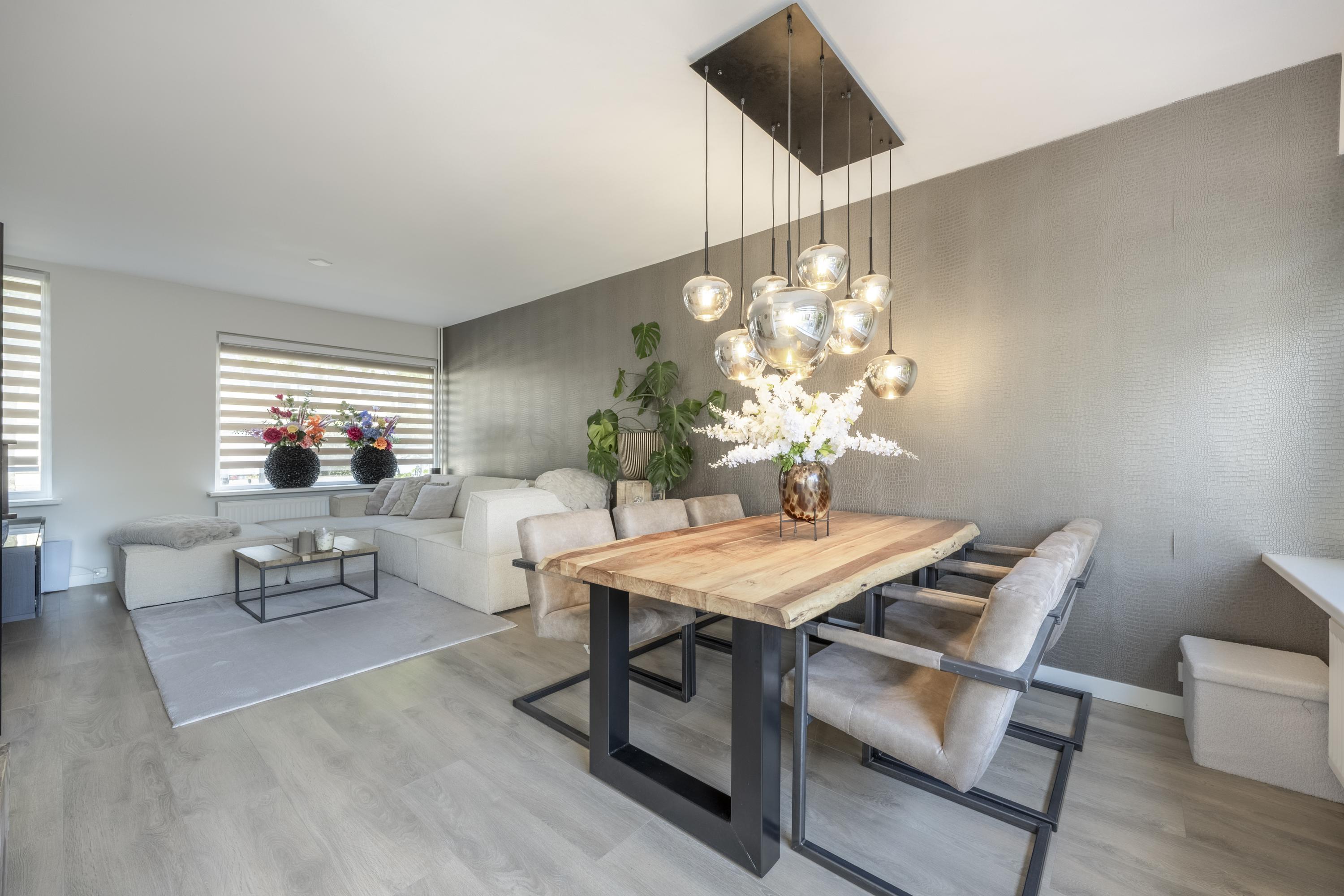 Tussenwoning te koop: Vincent van Goghplein 4, Oud-Beijerland