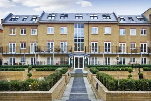 Flat Garratt Lane in Greater London