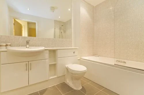 Flat Garratt Lane in Greater London