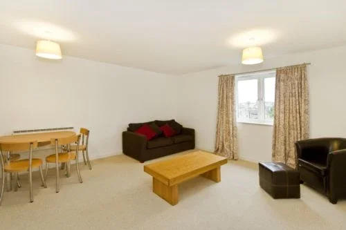 Flat Garratt Lane in Greater London