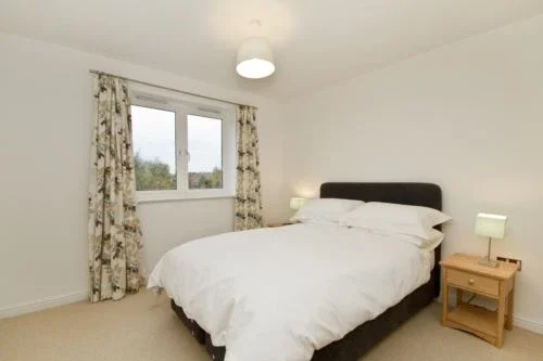 Flat Garratt Lane in Greater London