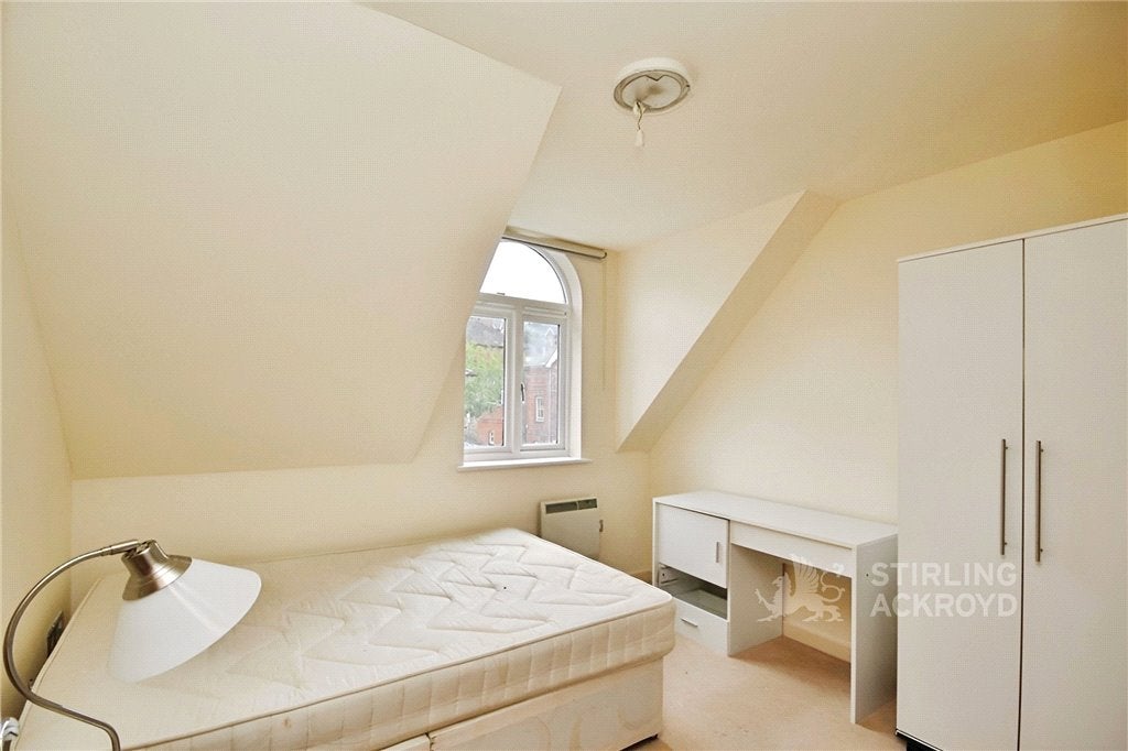 Flat Sydenham Road in Guildford