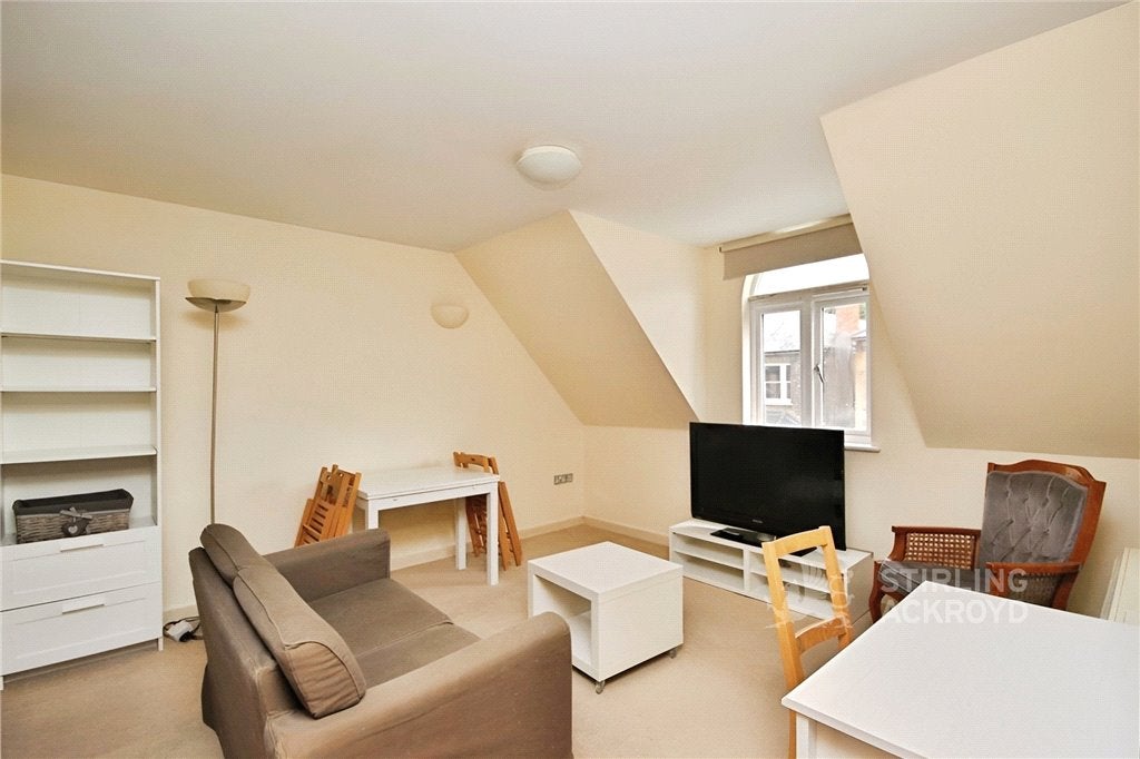 Flat Sydenham Road in Guildford